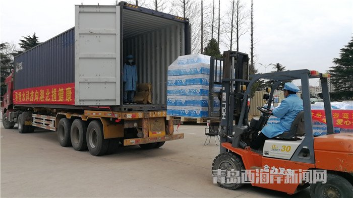 首批包裝直飲水裝車發(fā)運(yùn)。孫啟攝.jpg