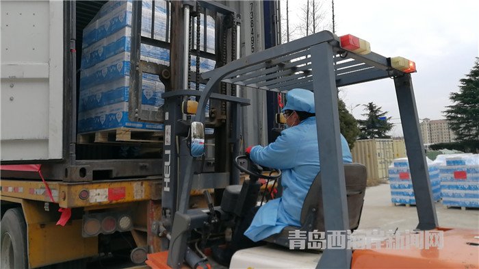 首批包裝直飲水裝車發(fā)運(yùn)。孫啟攝4.jpg