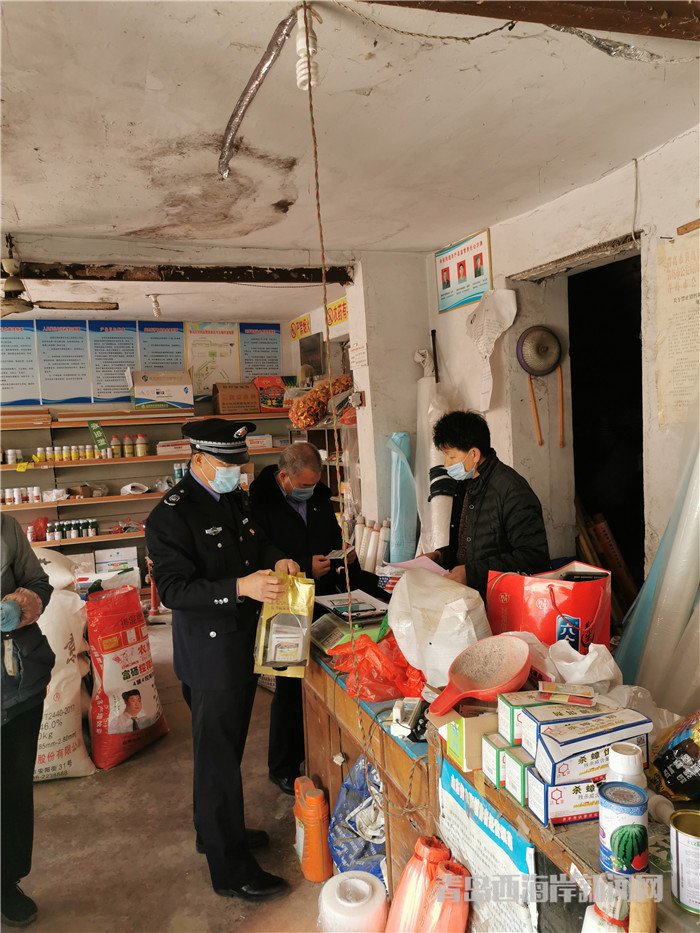 圖1為西海岸新區(qū)農(nóng)業(yè)綜合行政執(zhí)法大隊(duì)執(zhí)法人員在辛安街道農(nóng)藥店檢查。.jpg