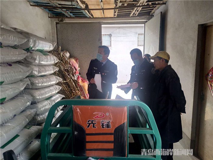 圖為西海岸新區(qū)農(nóng)業(yè)綜合行政執(zhí)法大隊(duì)執(zhí)法隊(duì)員在檢查肥料經(jīng)營情況。.jpg